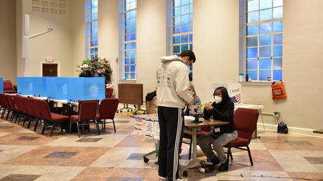 Voters at a polling station in Atlanta, Georgia, January 5, 2021. © AFP / Virginie Kippelen