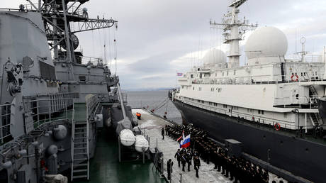 Naval servicemen giving a welcome to the state-of-the-art reconnaissance ship (Project 18280) "Yury Ivanov" on its arrival at its permanent base in Severomorsk.