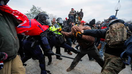 FILE PHOTO: Law enforcement officers scuffle supporters of US President Donald Trump attempting to enter US Capitol. © REUTERS / Jim Bourg