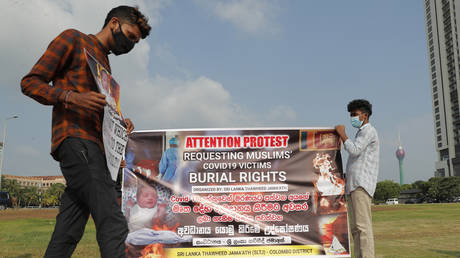 Members of Sri Lanka Thawheed Jamaath, a Muslim organization, display a banner demanding burial rights for Muslims who die of COVID-19, in Colombo, Sri Lanka © AP Photo/Eranga Jayawardena