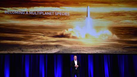 FILE PHOTO: SpaceX and Tesla founder Elon Musk speaks at the 68th International Astronautical Congres © AFP / Peter Parks