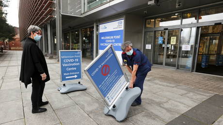 A nurse puts up a sign outside the Millennium Point Vaccination Centre in Birmingham, Britain, January 11, 2021. © Reuters/ Carl Recine