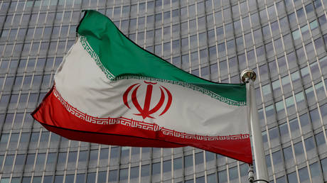 An Iranian flag (FILE PHOTO) © REUTERS/Leonhard Foeger