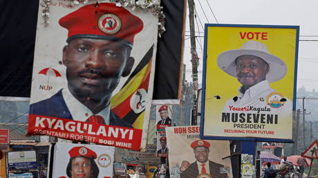 Elections billboards for Uganda's President Yoweri Museveni, and opposition leader and presidential candidate Robert Kyagulanyi, also known as Bobi Wine, are seen on a street in Kampala, Uganda January 12, 2021 © REUTERS/Baz Ratner