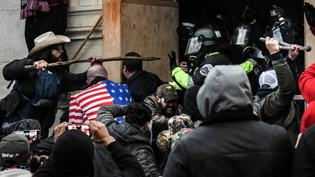 FILE PHOTO: Trump supporters battle with police at the west entrance of the Capitol during a "Stop the Steal" protest on January 6, 2021 © REUTERS/Stephanie Keith