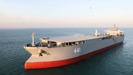 Iran’s Makran helicopter carrier in the Gulf of Oman, January 13, 2021. © Iranian Army office / AFP