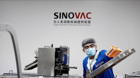A man works in the packaging facility of Chinese vaccine maker Sinovac Biotech, Beijing, China, (FILE PHOTO) © REUTERS/Thomas Peter
