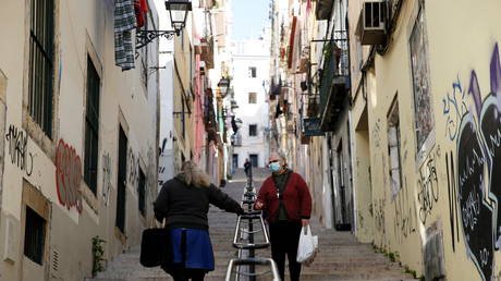 Two women are photographed in Lisbon, Portugal before the PM announces a new lockdown due to the pandemic on January 13, 2021 © REUTERS/Pedro Nunes