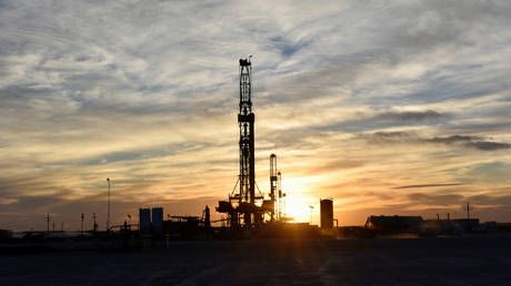 FILE PHOTO: Drilling rigsin Midland, Texas, the US © Reuters / Nick Oxford