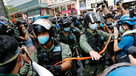 FILE PHOTO: Riot police disperse pro-democracy protesters during a demonstration opposing postponed elections, in Hong Kong, China September 6, 2020 © REUTERS/Tyrone Siu