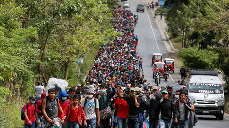 Hondurans taking part in a new caravan of migrants set to head to the United States, walk along a road in El Florido, Guatemala January 16, 2021. © REUTERS/Luis Echeverria