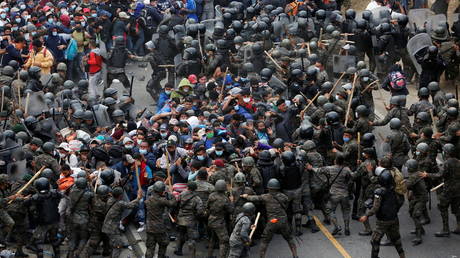 Honduran migrants clash with Guatemalan soldiers in Vado Hondo, Guatemala, January 17, 2021. © Luis Echeverria / Reuters