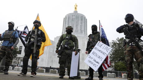 An armed group, who identify as 'Liberty Boys' and 'Boogaloo Bois' protest outside the Oregon State Capitol in Salem, Oregon, January 17, 2021 © Reuters / Alisha Jucevic