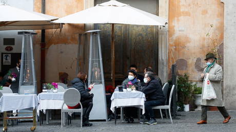 People sit at a restaurant as bars and restaurants reopen in 'yellow zones' of Italy after the government relaxed some of the coronavirus disease curbs on weekdays following a strict lockdown over the holidays, in Rome, Italy January 7, 2021. © REUTERS/Yara Nardi