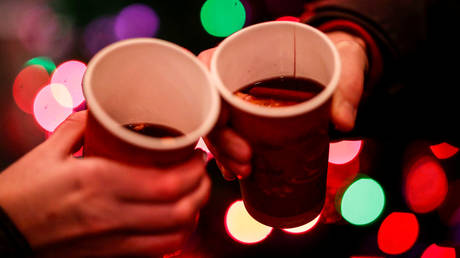 People hold cups of mulled wine on the street in Germany. © Reuters / Hannibal Hanschke