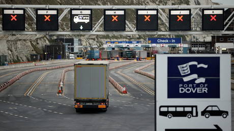 A truck drive towards the entrance to the Port of Dover, Britain, January 15, 2021. © Reuters / John Sibley