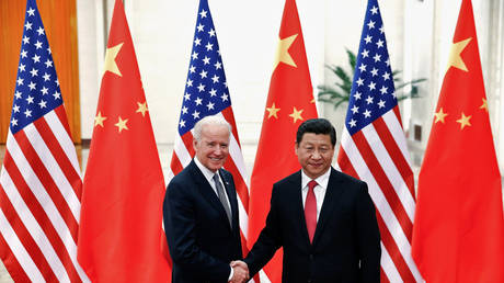 Chinese President Xi Jinping shakes hands with then US Vice President Joe Biden (FILE PHOTO) © REUTERS/Lintao Zhang/Pool