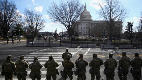 FILE PHOTO: Members of the National Guard stand guard at the US Capitol building. © REUTERS / Brandon Bell