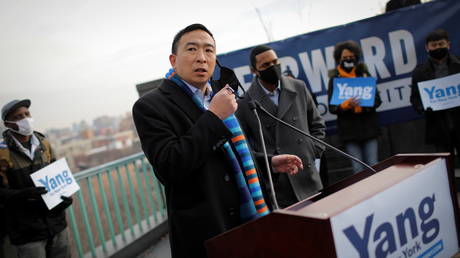 Former U.S. Democratic presidential candidate Andrew Yang removes his mask at an event announcing his candidacy for New York City Mayor in upper Manhattan in New York City, New York, U.S., January 14, 2021.
