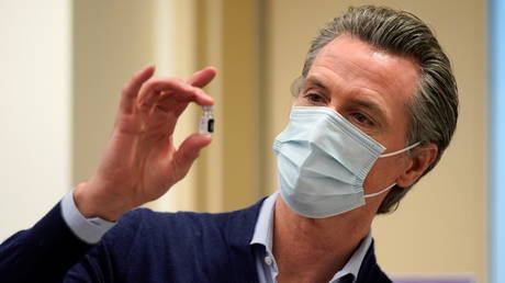 Gavin Newsom holds up a vial of a COVID-19 vaccine at Kaiser Permanente Los Angeles Medical Center in Los Angeles, California,. December 14, 2020 © Reuters / Jae C. Hong