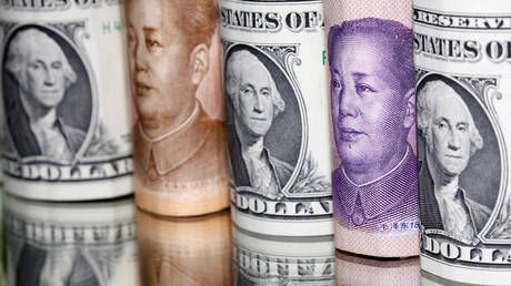 FILE PHOTO: Chinese yuan and US dollar banknotes © Reuters / Dado Ruvic