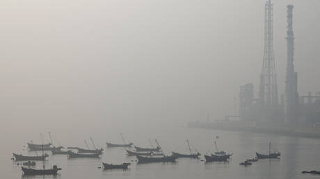 FILE PHOTO: Boats are seen at the Dalian Bay shrouded in haze on a polluted day in Liaoning province, China. © REUTERS / Stringer