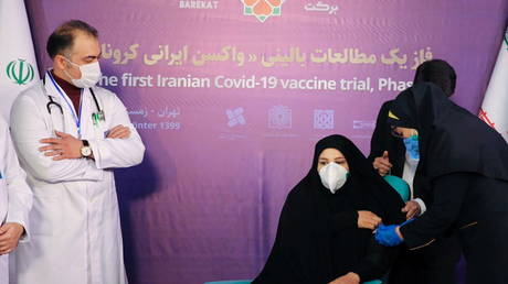 A nurse prepares to inject a volunteer taking part in an Iranian coronavirus disease (Covid-19) vaccine trial in Tehran, Iran (FILE PHOTO) © Organization of the Execution of Imam Khomeini's Order/WANA via REUTERS