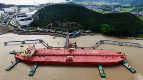 Oil tanker is seen at a crude oil terminal in Ningbo Zhoushan port, China © Reuters