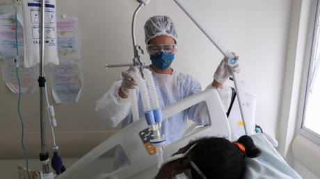 A doctor tends a Covid-19 patient at a hospital in Sao Paulo, Brazil, December 2020. © Amanda Perobelli / Reuters