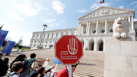 Demonstrators protest against euthanasia before a vote at the Portuguese parliament in Lisbon, Portugal (FILE PHOTO) © REUTERS/Rafael Marchante