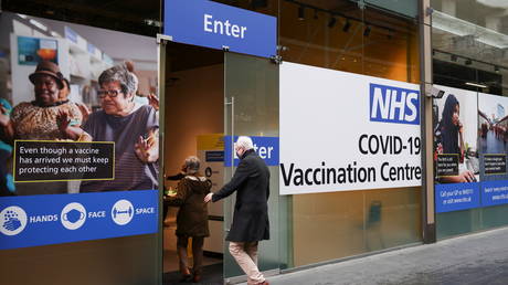 People enter a Covid-19 vaccination centre in London, Britain, January 29, 2021. © Henry Nicholls / Reuters