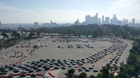 FILE PHOTO: People line up for coronavirus disease (COVID-19) tests in their vehicles at Dodger Stadium in Los Angeles, California, U.S., January 4, 2021. © REUTERS/Lucy Nicholson