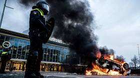 Συγκρούσεις, εμπρησμοί και μαζικές συλλήψεις καθώς η αστυνομία των ταραχών παλεύει να συγκρατήσει την οργή κατά της κλειδαριάς στην Ολλανδία (VIDEOS)