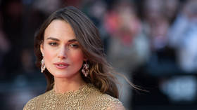 Keira Knightley says she won’t do sex scenes directed by men & dislikes the ‘male gaze,’ the same ‘male gaze’ that made her a star