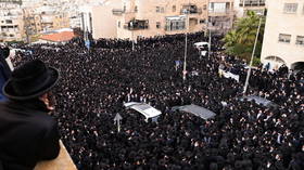 Thousands of Orthodox Jews violate lockdown to attend funeral of prominent rabbi killed by coronavirus (PHOTOS)