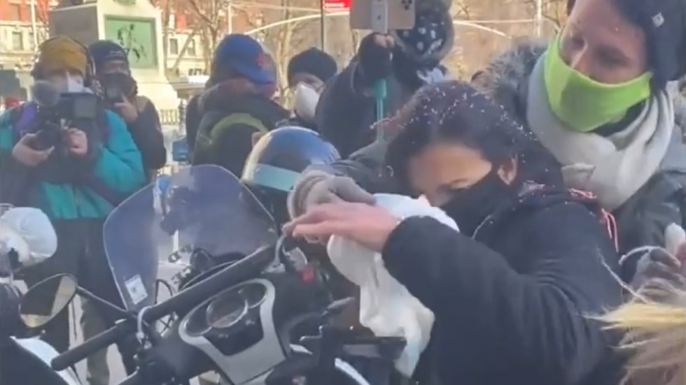 Gagging opponents is not unity, conservative reporter who was shoved & rubbed with dirty diaper at BLM rally tells RT — RT USA News | Trends