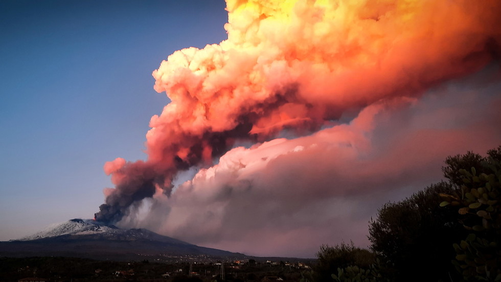 Sicily’s Mount Etna ejects lava & massive ash column in another
