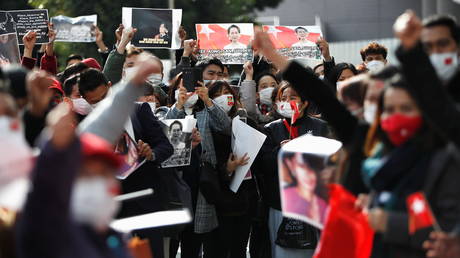 Myanmar protesters residing in Japan hold signs and photos of Aung San Suu Kyi as they rally against Myanmar's military at United Nations University in Tokyo, Japan February 1, 2021. © REUTERS/Issei Kato