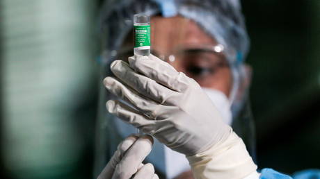 A health official draws a dose of the AstraZeneca's Covid-19 vaccine (FILE PHOTO) © REUTERS/Dinuka Liyanawatte