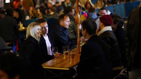 Drinkers socialize in London. FILE PHOTO