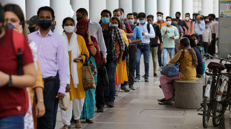 People stand in a line to enter a metro station in New Delhi. © Reuters / Anushree Fadnavis