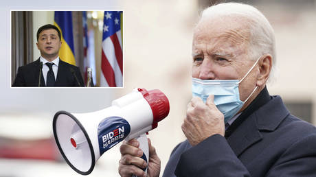 US Democratic presidential nominee Joe Biden holds a megaphone during an event on Election Day in Scranton, Pennsylvania, US November 3, 2020. © REUTERS / Kevin Lamarque; (inset) Ukraine's President Volodymyr Zelensky © REUTERS / Kevin Lamarque