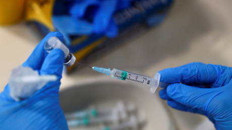 A nurse fills a syringe with a dose of the Pfizer-BioNTech vaccine at a hospital in Madrid, Spain, February 4, 2021. © Sergio Perez / Reuters
