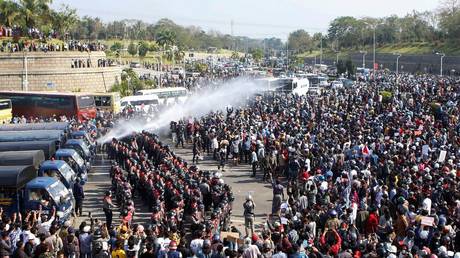 Police fire a water cannon at protesters demonstrating against the coup in Naypyitaw, Myanmar. ©REUTERS / Stringer