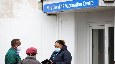 People arrive to receive the Covid-19 vaccine in London, UK (FILE PHOTO) © REUTERS/Hannah McKay