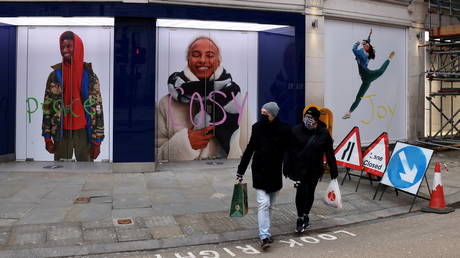 Masked shoppers in London, January 31, 2021.