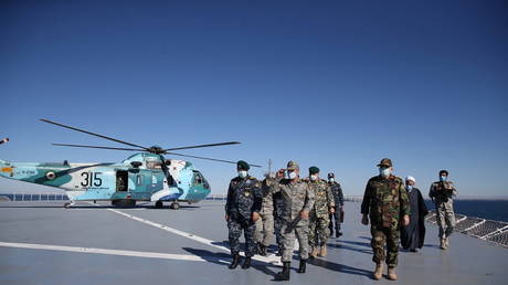 Iran's top brass visit the Iranian-made warship Makran during an exercise in the Gulf of Oman, (FILE PHOTO) © Iranian Army/WANA (West Asia News Agency)/Handout via REUTERS