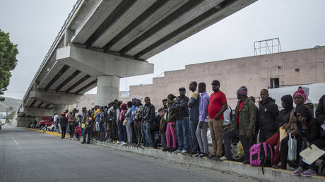 Numerous migrants from Central America queue up at a border crossing between Mexico and the USA. © Omar Martinez / picture alliance via Getty Images