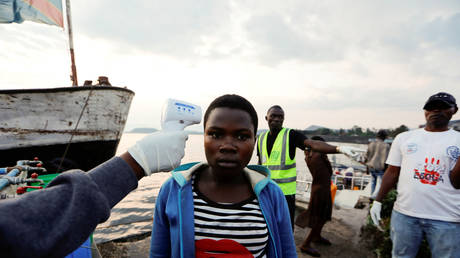 Ebola screening procedure upon arrival from the South, to the North of Lake Kivu in Kituku, crossing point in Goma, the capital of North Kivu, eastern Democratic Republic of Congo, (FILE PHOTO) © REUTERS/Zohra Bensemra