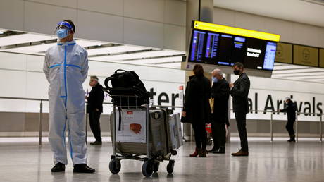 A man wears personal protective equipment (PPE) at the arrivals area, as tighter rules for international travellers start, at Heathrow Airport, amid the spread of the coronavirus disease (COVID-19) pandemic, London, Britain, January 18, 2021. © Reuters / Henry Nicholls
